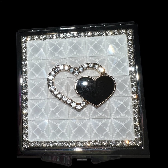 GORGEOUS CRYSTAL EMBELLISHED WHITE COMPACT WITH DOUBLE HEARTS - Picture 4 of 6